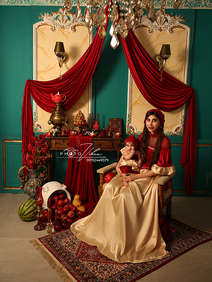 بهترین آتلیه تهران تهرانپارس دهمراه لباس و دکورشیک یلادا شب چله دوقلوست یلدایی مادر دختری عکس یلدا