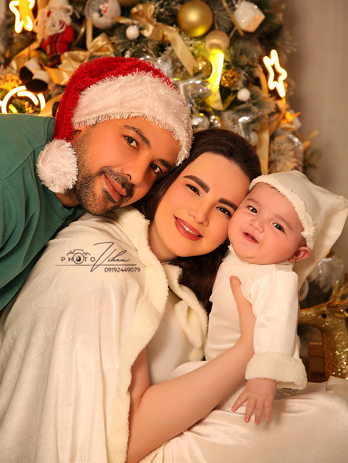 عکاسی با دکور کریسمس همراه با لباس ست مادرپسر و نوزاد پسر و خانوادگی شیک عکس کودک باتم تولد