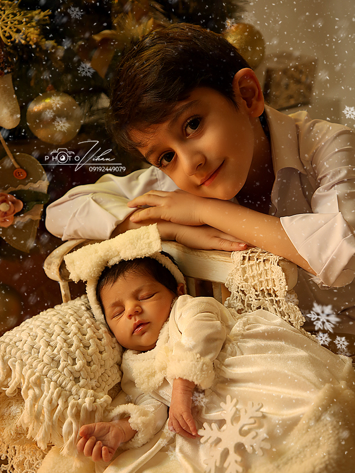 عکاسی خانوادگی با دکور کریسمس همره با لباس ست خواهر برادری شیک تم تولد توآتلیه