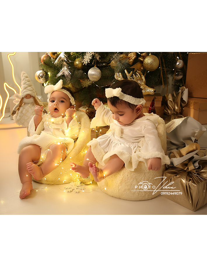 عکاسی نوزادی دوقلو دختر و کودک با دکور کریسمس شیک همراه لباس ست خانوادگی شیک آتلیه کودک ونوزاد تهرانپارس