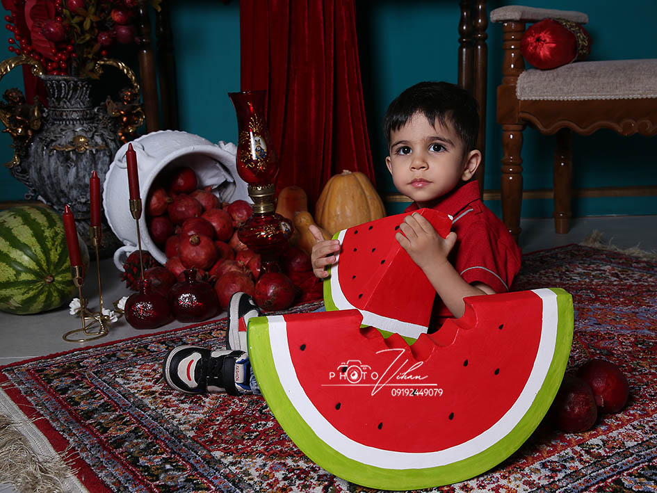 عکاسی کودک باتم یلدا عکاسی شب یلداتوآتلیه